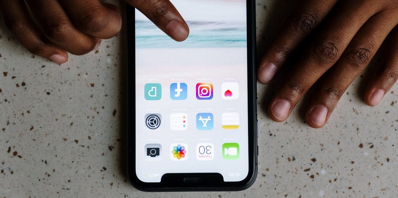 La alianza entre Apple y la firma de neurotecnología Synchron promete accesibilidad radical: controlar un iPhone con solo pensarlo