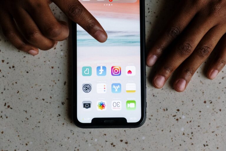 Apple y Synchron dan el primer paso hacia un iPhone controlado con la mente La alianza entre Apple y la firma de neurotecnología Synchron promete accesibilidad radical: controlar un iPhone con solo pensarlo