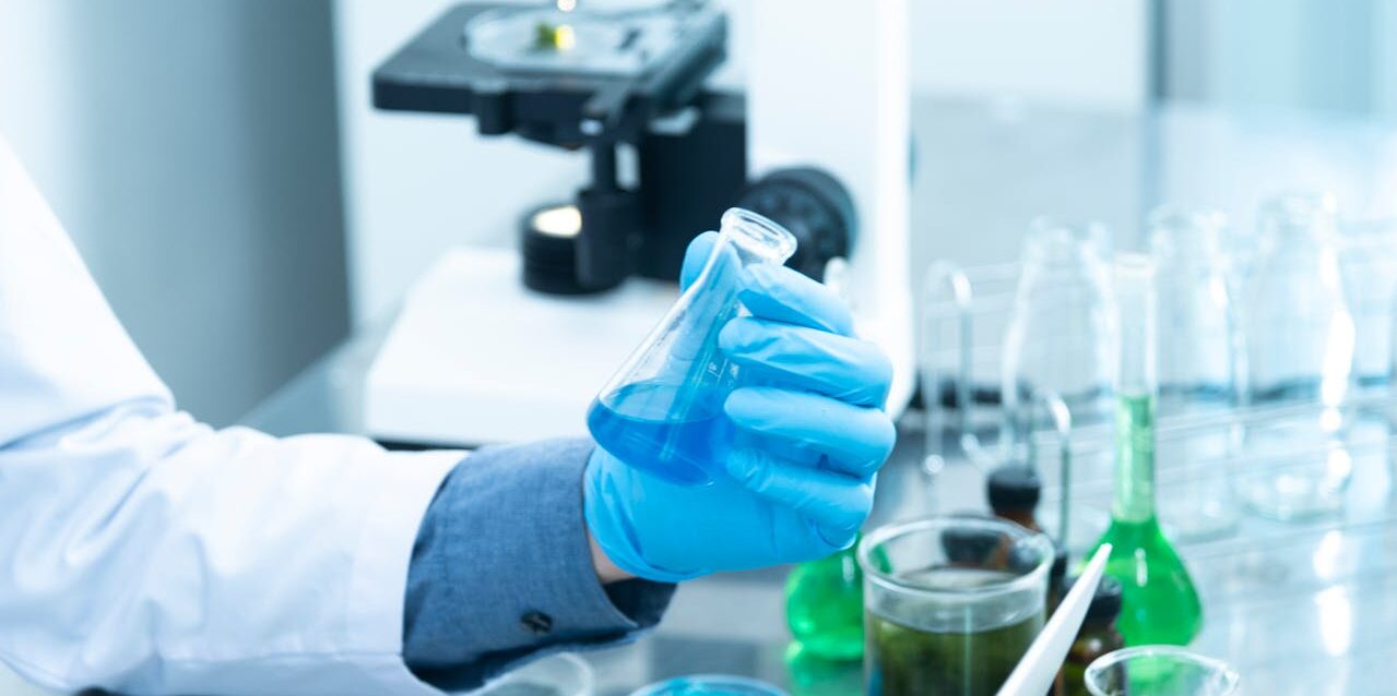 A pesar de los avances, las mujeres enfrentan barreras para alcanzar puestos de liderazgo en la ciencia y la tecnología.