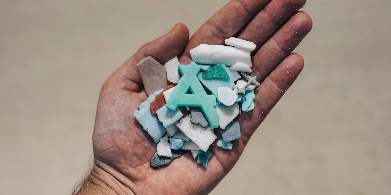 Un estudio reciente publicado en la revista ‘Environmental Research’ reveló un panorama preocupante: los microplásticos han llegado incluso a las áreas marinas más protegidas de Brasil
