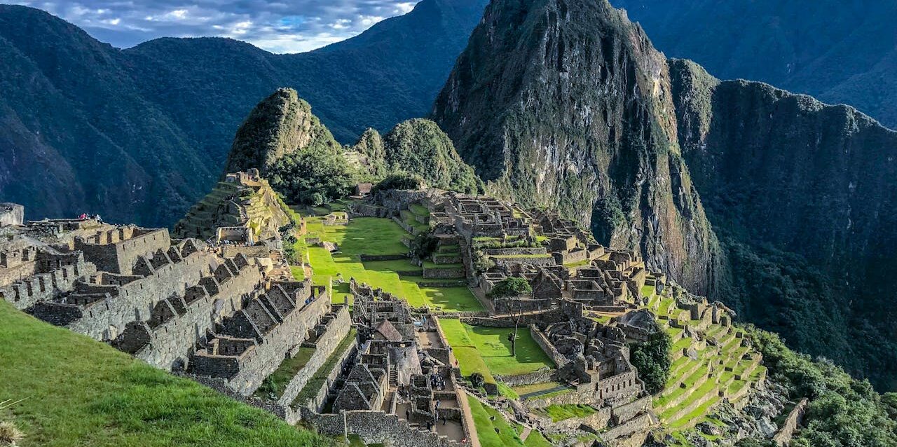 Con más del 55 % de avance, Perú construye un hospital en la ciudadela inca para turistas y locales. ¿Puede una infraestructura de salud cambiar el modo en que entendemos el turismo?