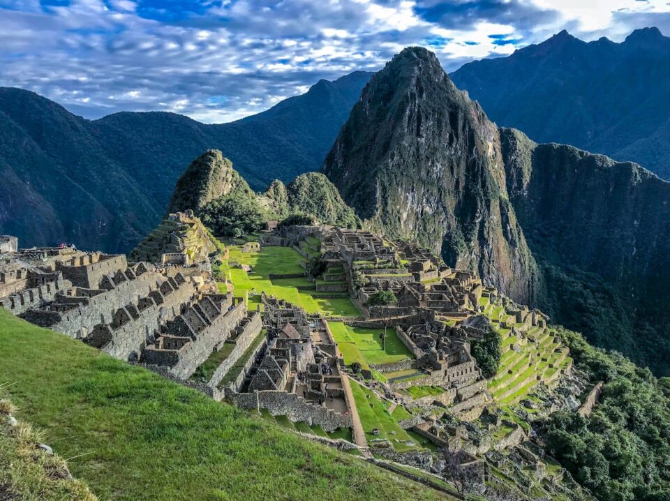 Con más del 55 % de avance, Perú construye un hospital en la ciudadela inca para turistas y locales. ¿Puede una infraestructura de salud cambiar el modo en que entendemos el turismo?