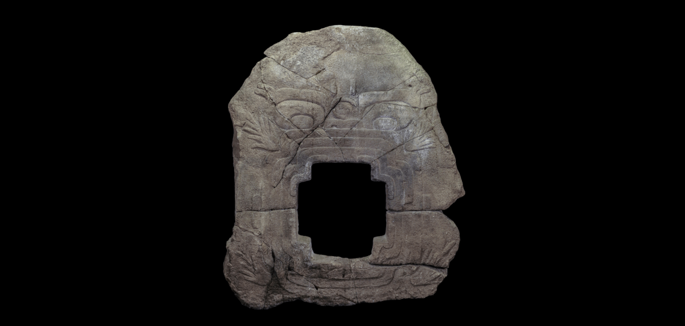 el Monumento 9 de Chalcatzingo o también llamado como el  “Portal al Inframundo”, se trata de una escultura prehispánica esculpida hace 2.500 años.
