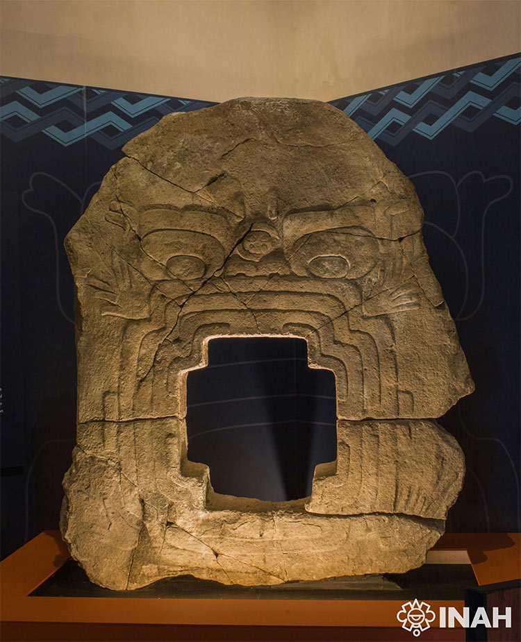 El “Portal del inframundo” en exhibición. Vía: INAH.