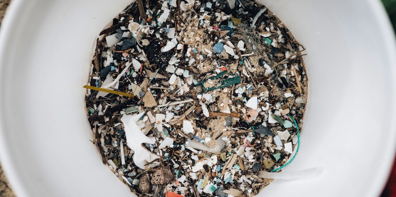 Japón revoluciona la lucha contra la contaminación oceánica con un plástico que desaparece sin rastro y abre nuevas rutas hacia una economía circular