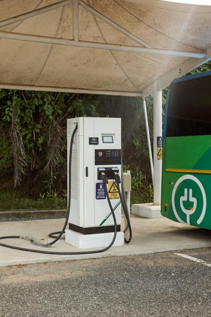 La adopción de la movilidad eléctrica trae consigo la necesidad de rediseñar la infraestructura urbana. Esto incluye la instalación de electrolineras, zonas de carga para vehículos eléctricos,