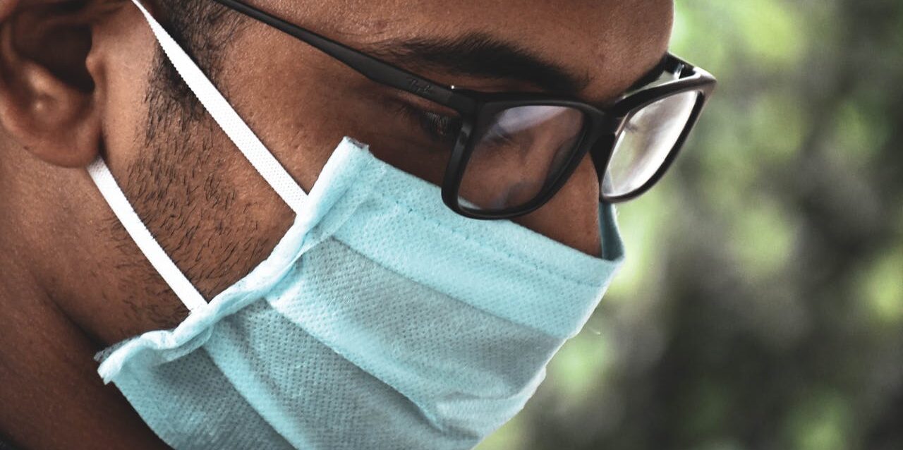 Una nueva investigación revela que los microplásticos inhalados afectan la capacidad de defensa del cuerpo y podrían aumentar el riesgo de enfermedades pulmonares graves. 