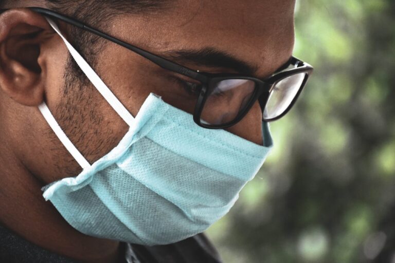 Respiramos contaminación Microplásticos navegan en el aire Una nueva investigación revela que los microplásticos inhalados afectan la capacidad de defensa del cuerpo y podrían aumentar el riesgo de enfermedades pulmonares graves.