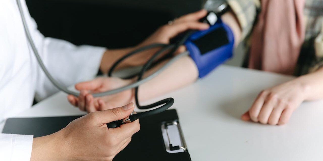 ¿Cómo prevenir la hipertensión en jóvenes? Alerta crece en México