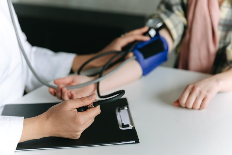 Toma de la presión ¿Cómo prevenir la hipertensión en jóvenes? Alerta crece en México