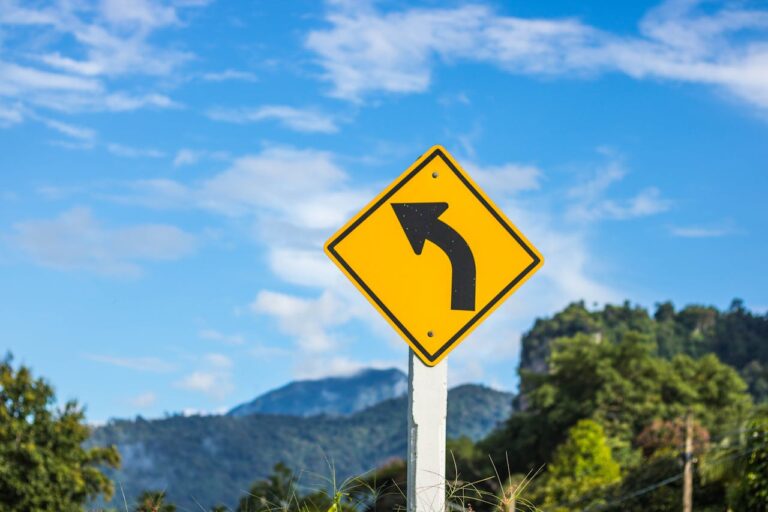 La señalética también salva vidas ciclopistas seguras con innovación mexicana En una ciudad donde el 90% de las ciclovías han sido señalizadas por Multiseñal, la empresa mexicana propone soluciones con tecnología solar y LED para reducir accidentes y fomentar el uso de la bicicleta