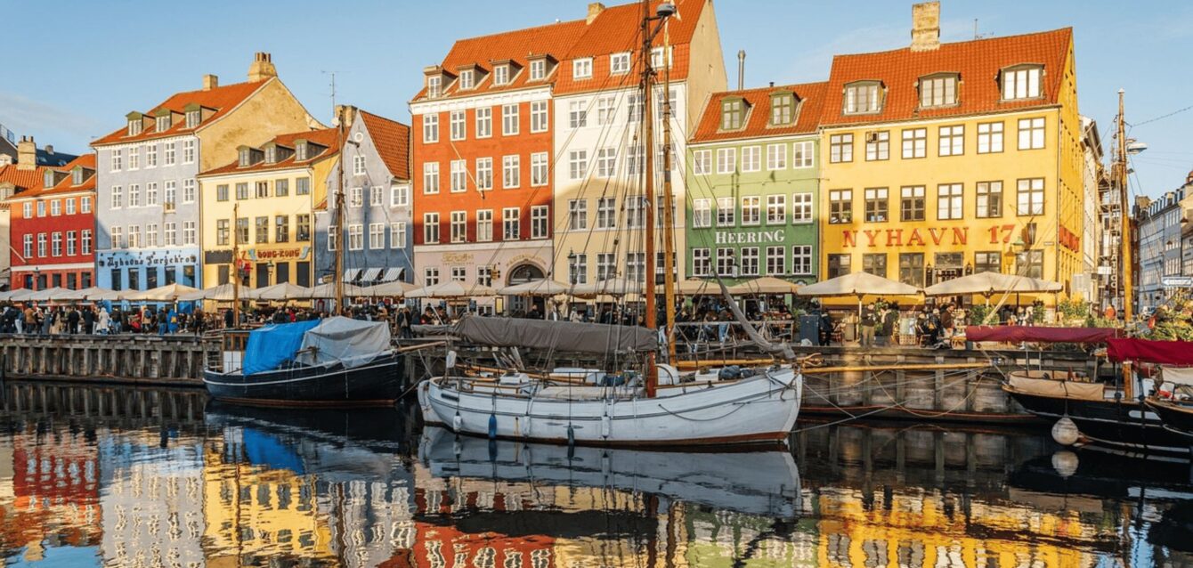 Copenhague, la capital danesa, conocida por su diseño vanguardista, se enfrenta a una doble amenaza: el aumento del nivel del mar y las lluvias torrenciales.