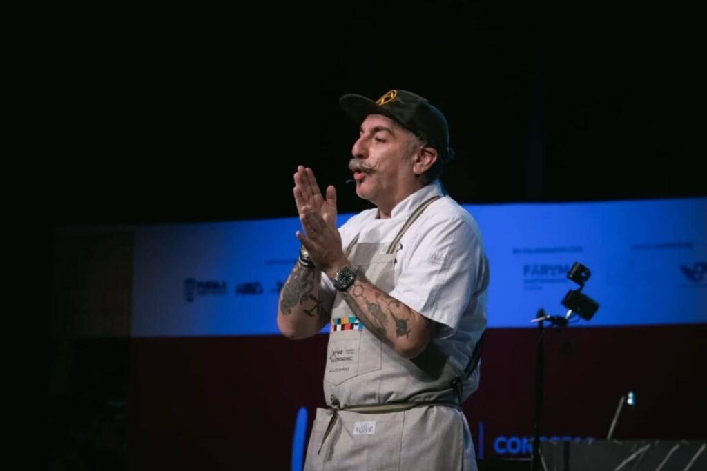 El Chef Aquiles Chávez, con su perspectiva de cocinero creativo y disruptivo, aborda la barrera principal que muchos chefs enfrentan: el miedo a que la sostenibilidad esté reñida con la rentabilidad. 