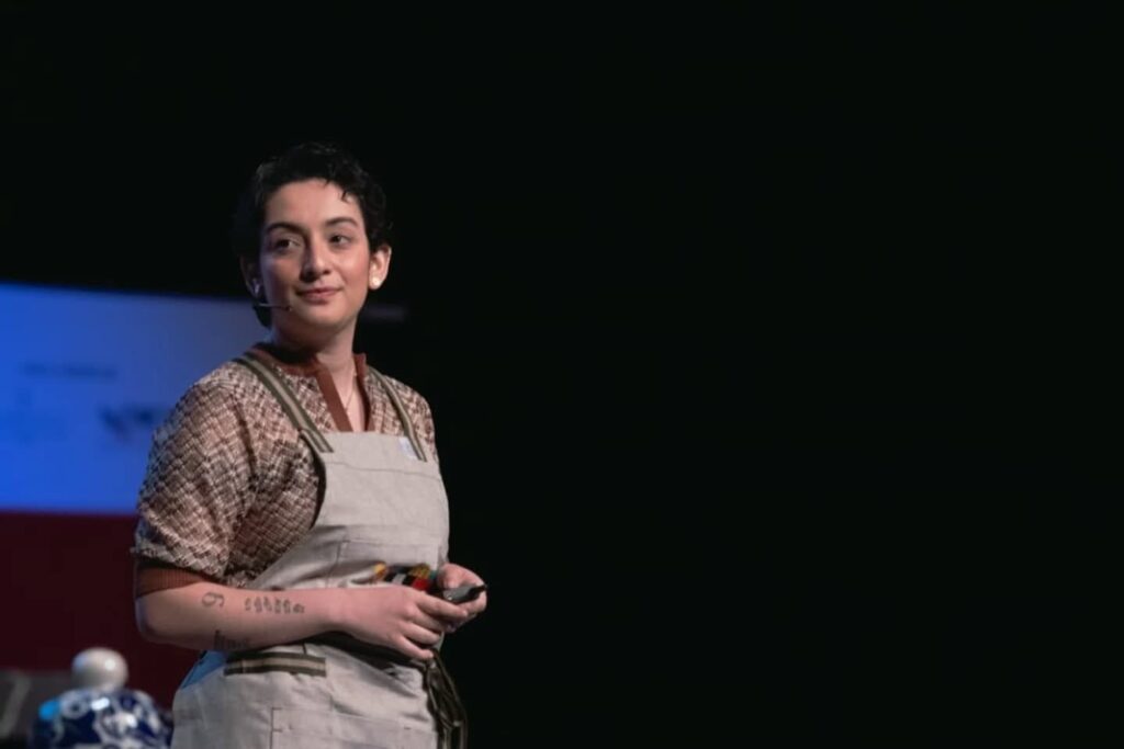 Regina Chávez Bocanegra, coordinadora del restaurante Sotero y figura clave en su dirección, recuerda que debido a su formación en gestión ambiental había estado en pláticas con personas que implementan acciones ecológicas en pequeña escala. Sin embargo, el verdadero "parteaguas" ocurrió durante una visita a La Gruta, el restaurante del chef Carlos Cedillo en Teotihuacán.