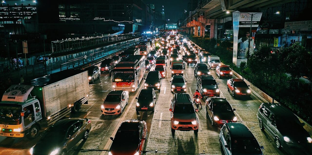 La movilidad urbana en México y Latinoamérica enfrenta un reto doble: responder a una población creciente que exige menos tráfico y seguridad ciudadana