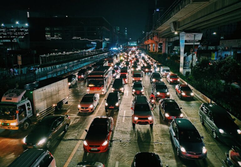 La movilidad urbana en México y Latinoamérica enfrenta un reto doble: responder a una población creciente que exige menos tráfico y seguridad ciudadana
